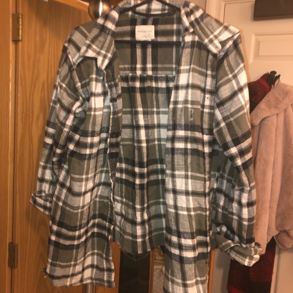 American Eagle! Cute ripped button down!